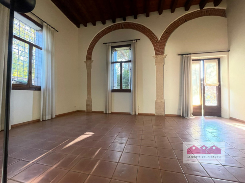 COSTABISSARA: IN POSIZIONE MERAVIGLIOSA, PARTE DI UN'ANTICA E AFFASCINANTE VILLA DI CIRCA 300 M²....