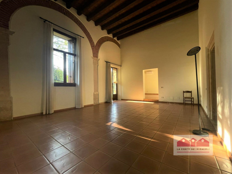 COSTABISSARA: IN POSIZIONE MERAVIGLIOSA, PARTE DI UN'ANTICA E AFFASCINANTE VILLA DI CIRCA 300 M²....