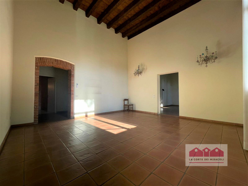 COSTABISSARA: IN POSIZIONE MERAVIGLIOSA, PARTE DI UN'ANTICA E AFFASCINANTE VILLA DI CIRCA 300 M²....
