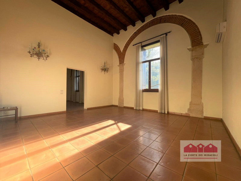 COSTABISSARA: IN POSIZIONE MERAVIGLIOSA, PARTE DI UN'ANTICA E AFFASCINANTE VILLA DI CIRCA 300 M²....