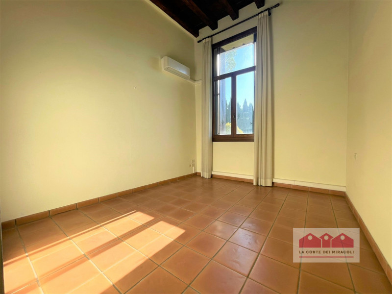 COSTABISSARA: IN POSIZIONE MERAVIGLIOSA, PARTE DI UN'ANTICA E AFFASCINANTE VILLA DI CIRCA 300 M²....