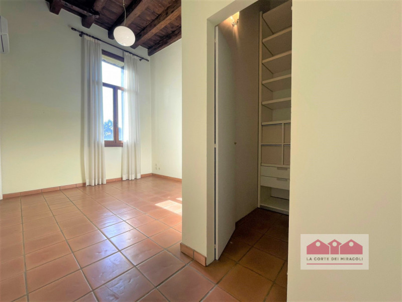 COSTABISSARA: IN POSIZIONE MERAVIGLIOSA, PARTE DI UN'ANTICA E AFFASCINANTE VILLA DI CIRCA 300 M²....
