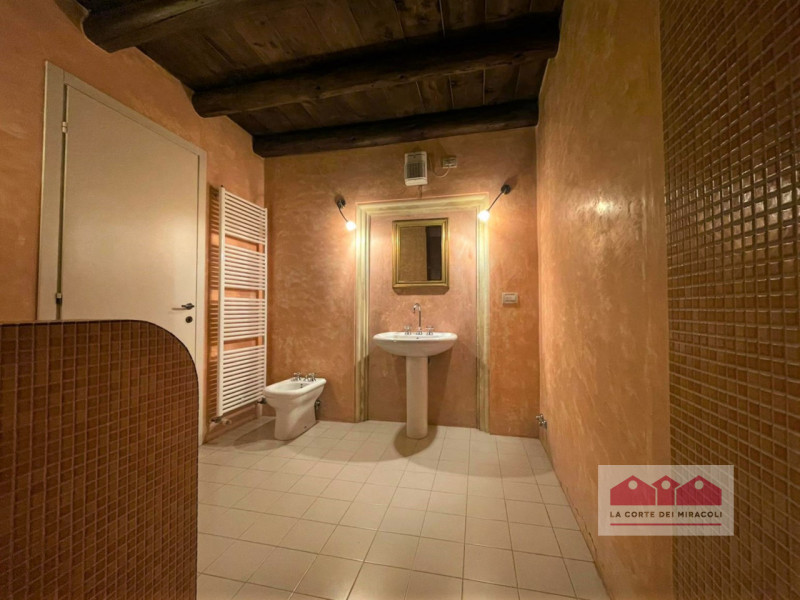 COSTABISSARA: IN POSIZIONE MERAVIGLIOSA, PARTE DI UN'ANTICA E AFFASCINANTE VILLA DI CIRCA 300 M²....
