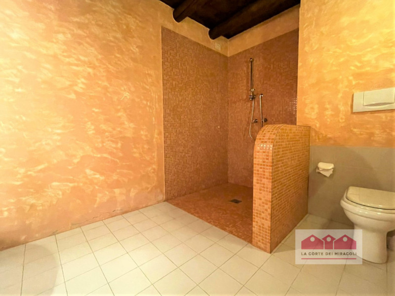 COSTABISSARA: IN POSIZIONE MERAVIGLIOSA, PARTE DI UN'ANTICA E AFFASCINANTE VILLA DI CIRCA 300 M²....