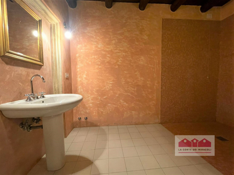 COSTABISSARA: IN POSIZIONE MERAVIGLIOSA, PARTE DI UN'ANTICA E AFFASCINANTE VILLA DI CIRCA 300 M²....