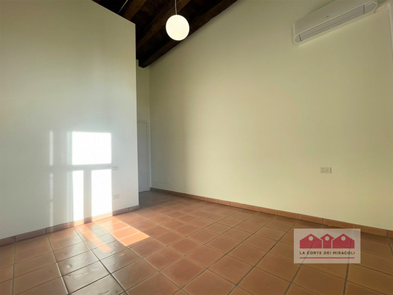 COSTABISSARA: IN POSIZIONE MERAVIGLIOSA, PARTE DI UN'ANTICA E AFFASCINANTE VILLA DI CIRCA 300 M²....