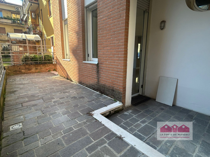 SAN MARCO: NEGOZIO/SPAZIO COMMERCIALE A RIDOSSO DEL CENTRO STORICO DI VICENZA. RIF. NEG29 RICHIES...