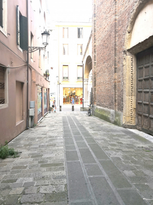 Scopri la possibilità unica di vivere nella vibrante atmosfera del centro storico di Padova! Prop...