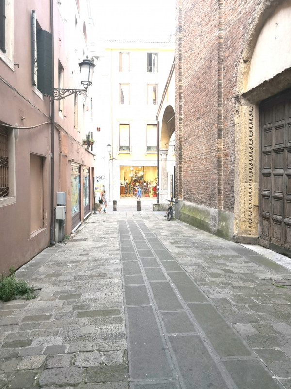 Scopri la possibilità unica di vivere nella vibrante atmosfera del centro storico di Padova! Prop...
