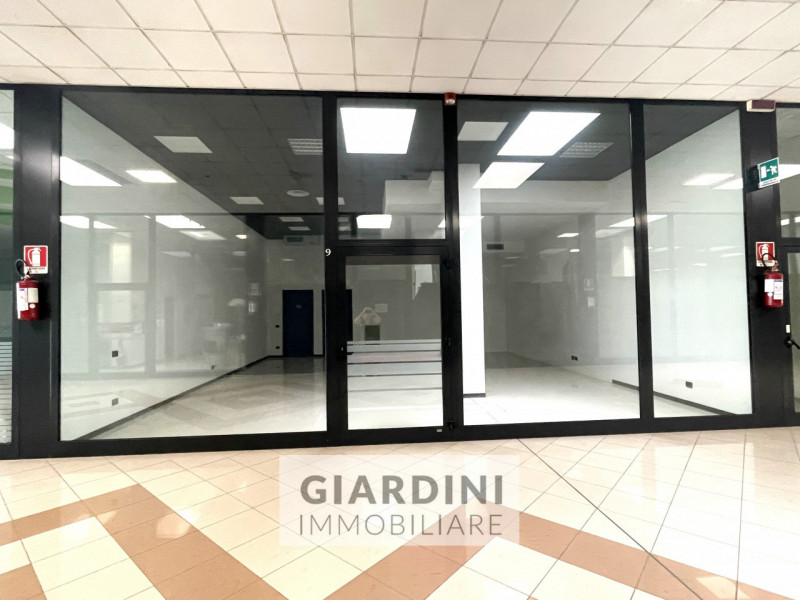 Proponiamo in vendita un luminoso e spazioso negozio di circa 100 mq situato all’interno del rino...