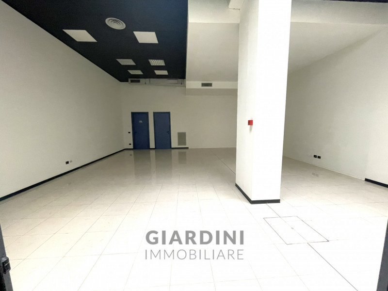 Proponiamo in vendita un luminoso e spazioso negozio di circa 100 mq situato all’interno del rino...