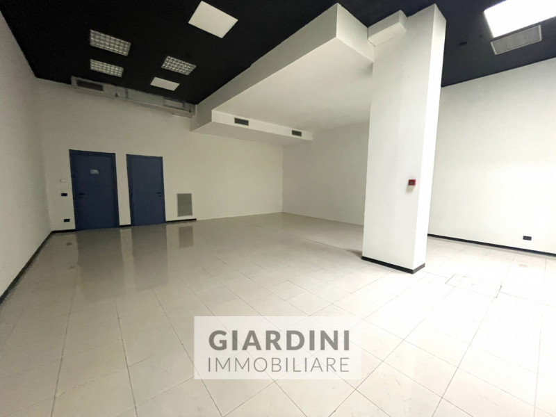 Proponiamo in vendita un luminoso e spazioso negozio di circa 100 mq situato all’interno del rino...