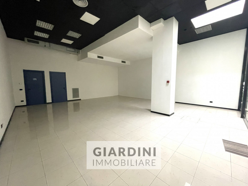 Proponiamo in vendita un luminoso e spazioso negozio di circa 100 mq situato all’interno del rino...