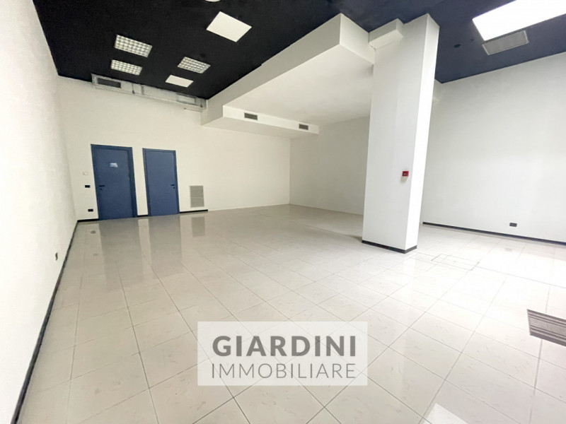 Proponiamo in vendita un luminoso e spazioso negozio di circa 100 mq situato all’interno del rino...
