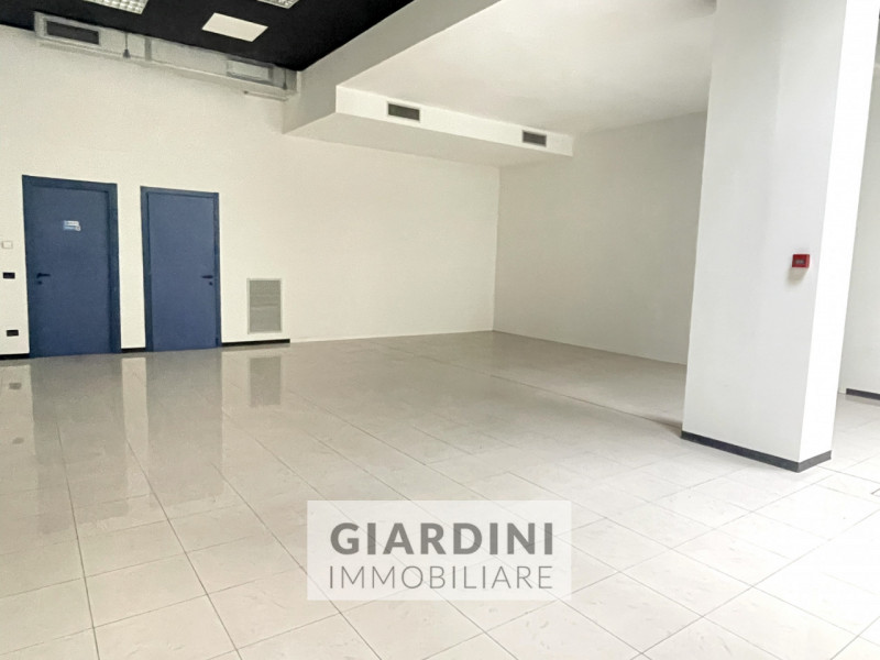 Proponiamo in vendita un luminoso e spazioso negozio di circa 100 mq situato all’interno del rino...