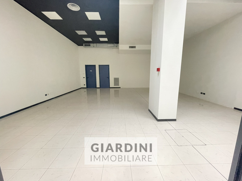 Proponiamo in vendita un luminoso e spazioso negozio di circa 100 mq situato all’interno del rino...