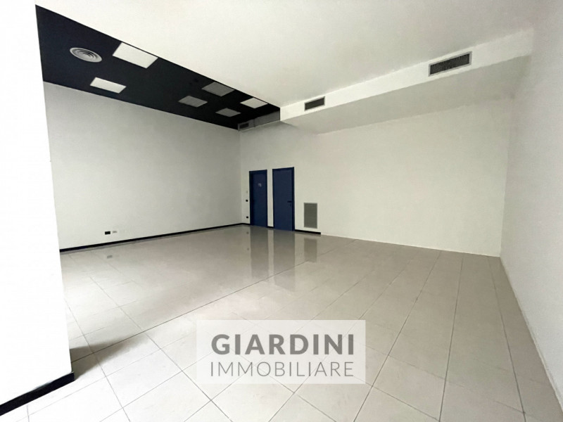 Proponiamo in vendita un luminoso e spazioso negozio di circa 100 mq situato all’interno del rino...