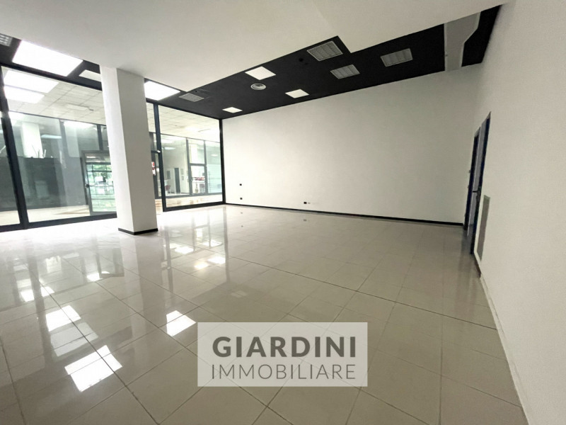Proponiamo in vendita un luminoso e spazioso negozio di circa 100 mq situato all’interno del rino...