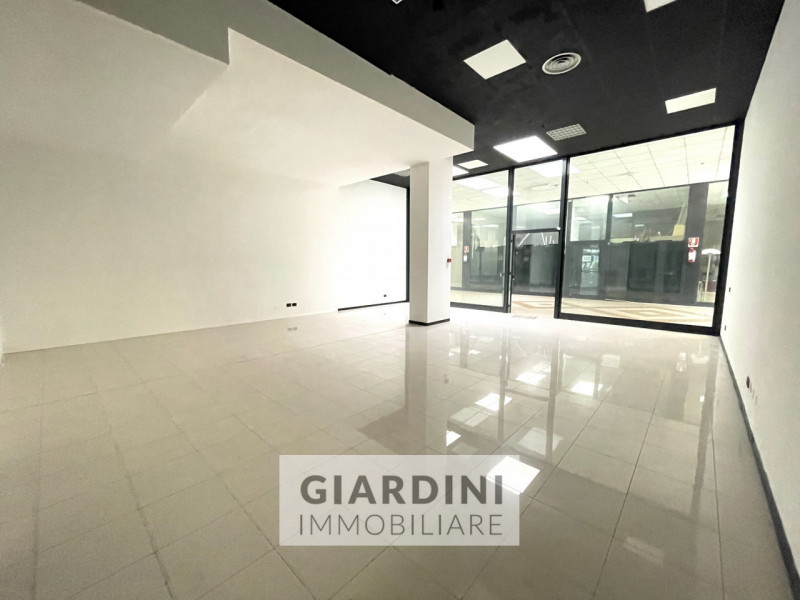 Proponiamo in vendita un luminoso e spazioso negozio di circa 100 mq situato all’interno del rino...