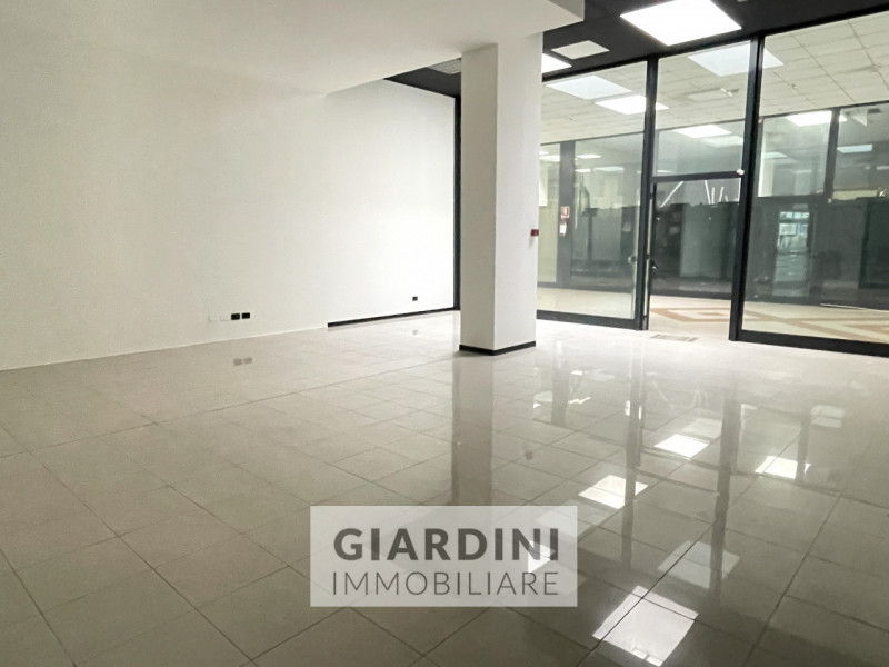 Proponiamo in vendita un luminoso e spazioso negozio di circa 100 mq situato all’interno del rino...
