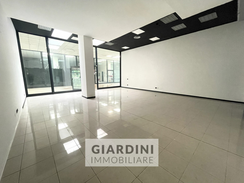 Proponiamo in vendita un luminoso e spazioso negozio di circa 100 mq situato all’interno del rino...