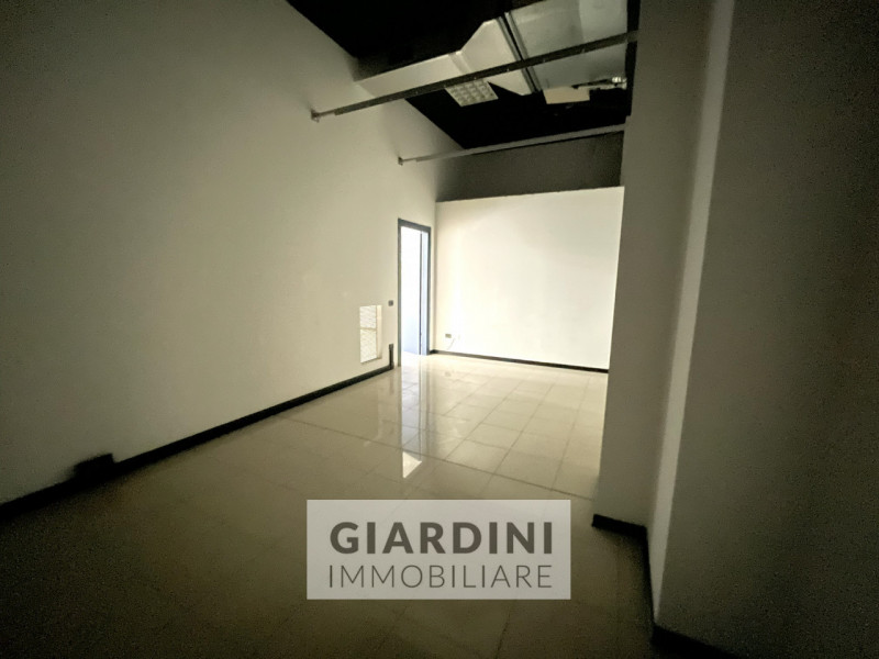 Proponiamo in vendita un luminoso e spazioso negozio di circa 100 mq situato all’interno del rino...