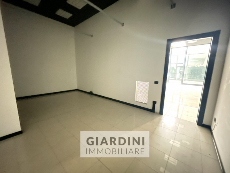 Proponiamo in vendita un luminoso e spazioso negozio di circa 100 mq situato all’interno del rino...