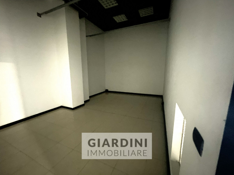 Proponiamo in vendita un luminoso e spazioso negozio di circa 100 mq situato all’interno del rino...