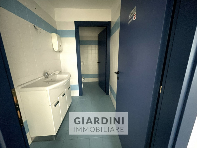 Proponiamo in vendita un luminoso e spazioso negozio di circa 100 mq situato all’interno del rino...