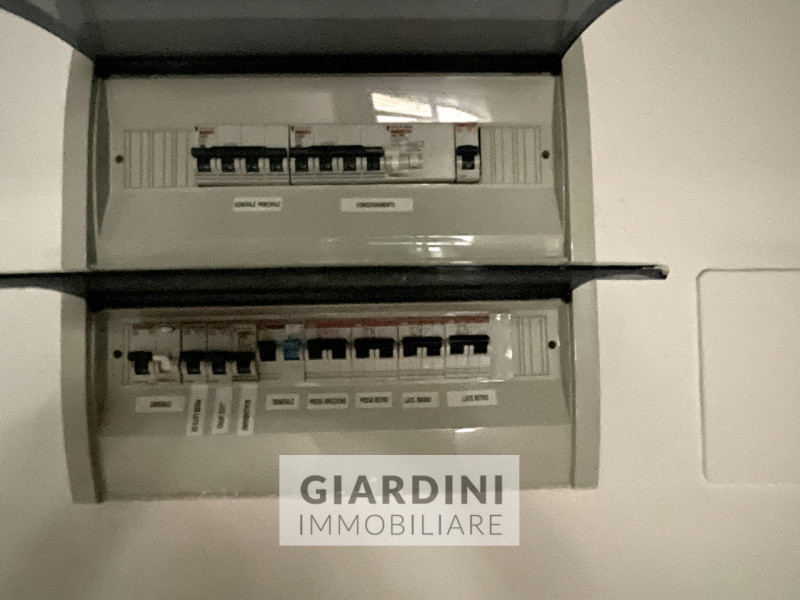 Proponiamo in vendita un luminoso e spazioso negozio di circa 100 mq situato all’interno del rino...