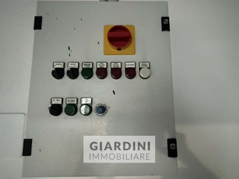 Proponiamo in vendita un luminoso e spazioso negozio di circa 100 mq situato all’interno del rino...