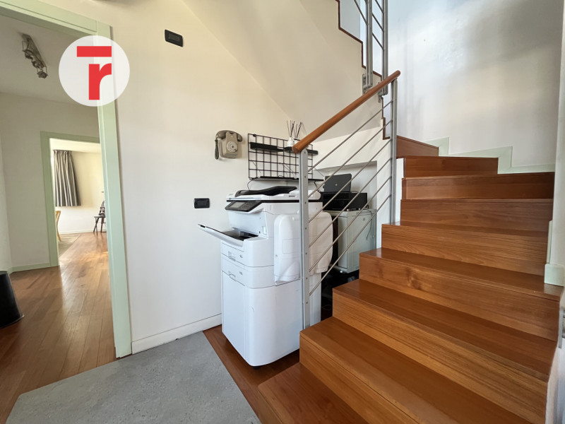 Limena Centro:
Proponiamo in locazione un ufficio direzionale di rappresentanza, posizionato all'...