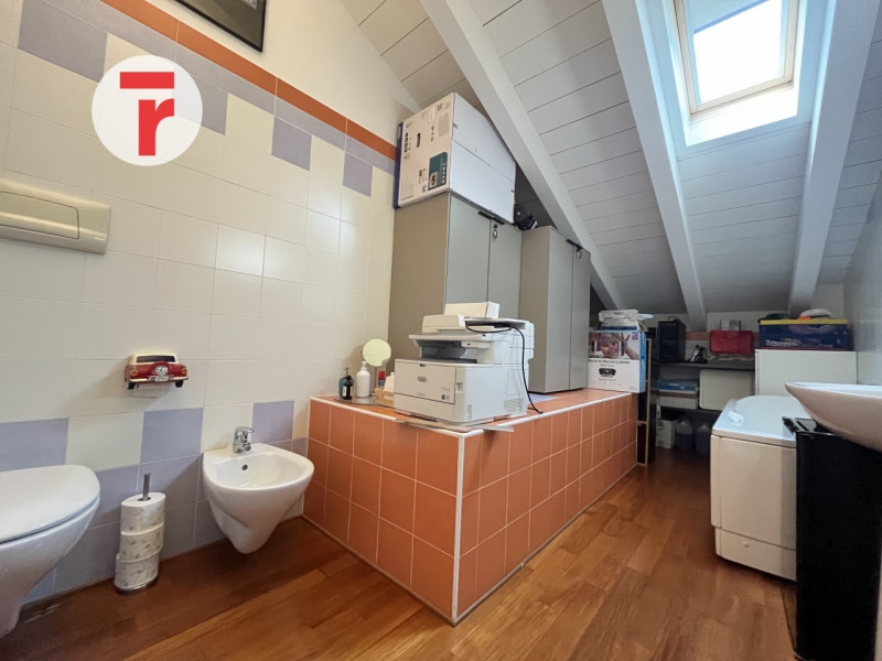 Limena Centro:
Proponiamo in locazione un ufficio direzionale di rappresentanza, posizionato all'...