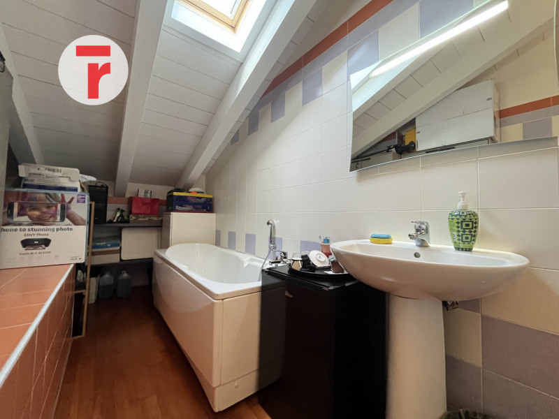 Limena Centro:
Proponiamo in locazione un ufficio direzionale di rappresentanza, posizionato all'...