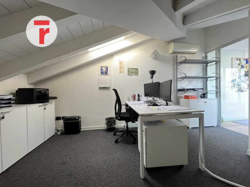 Limena Centro:
Proponiamo in locazione un ufficio direzionale di rappresentanza, posizionato all'...