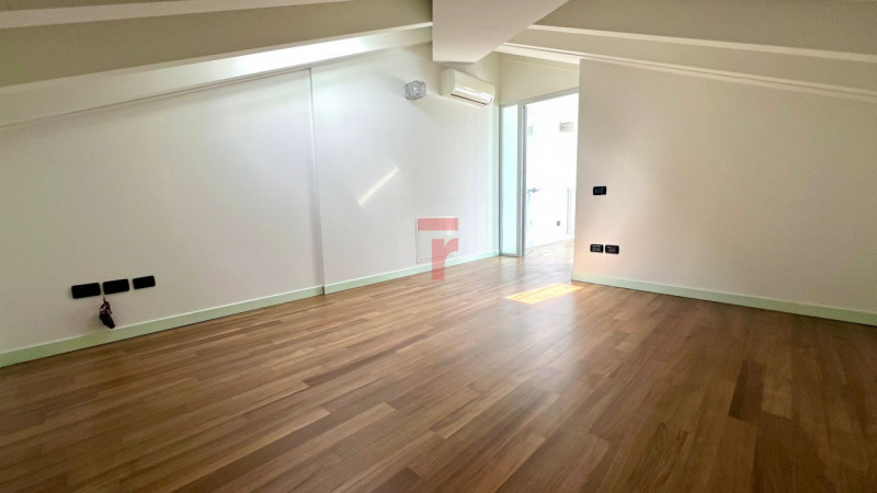 Limena zona direzionale- commerciale: proponiamo in locazione un ufficio  di rappresentanza, posi...