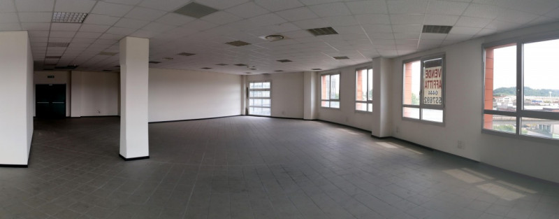 Situato nel cuore di Vicenza, questo locale di ben 738 mq è disponibile per affitto in un palazzo...