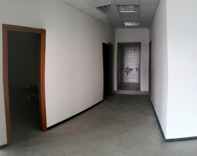 Situato nel cuore di Vicenza, questo locale di ben 738 mq è disponibile per affitto in un palazzo...