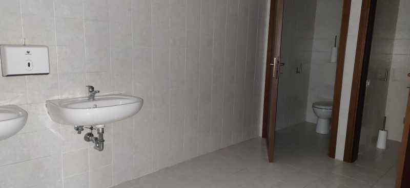 Situato nel cuore di Vicenza, questo locale di ben 738 mq è disponibile per affitto in un palazzo...