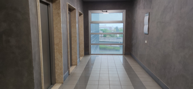 Situato nel cuore di Vicenza, questo locale di ben 738 mq è disponibile per affitto in un palazzo...