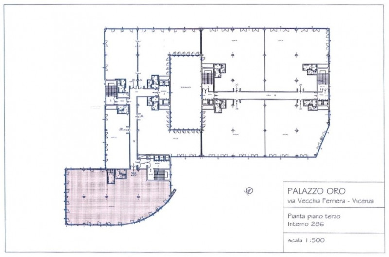Situato nel cuore di Vicenza, questo locale di ben 738 mq è disponibile per affitto in un palazzo...