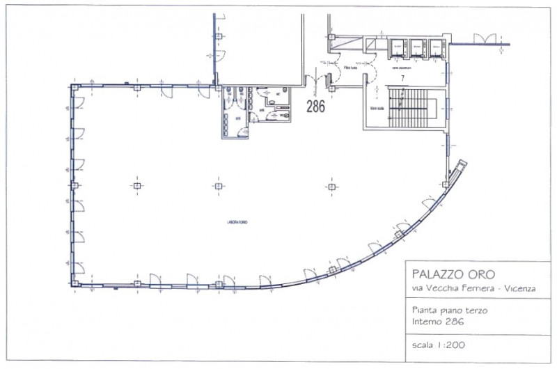 Situato nel cuore di Vicenza, questo locale di ben 738 mq è disponibile per affitto in un palazzo...