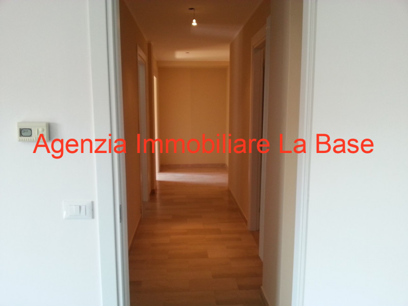 Proponiamo in vendita appartamento di 120 mq, situato all'ultimo piano e recentemente ristruttura...