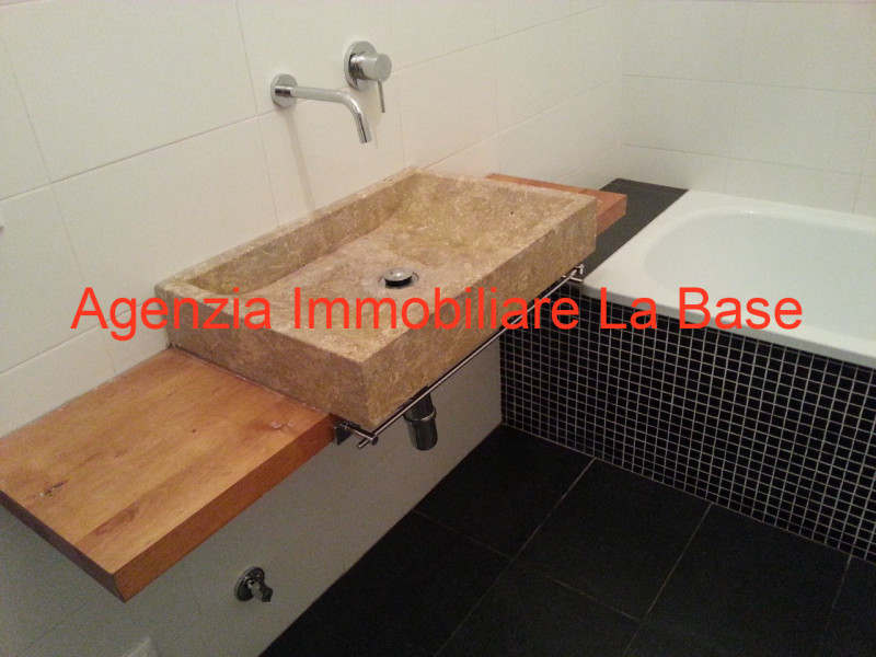 Proponiamo in vendita appartamento di 120 mq, situato all'ultimo piano e recentemente ristruttura...