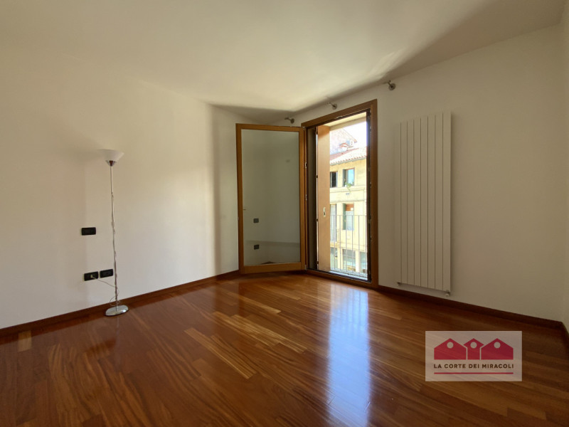 CENTRO STORICO: NELLE VICINANZE DELLA BELLISSIMA CONTRÀ PORTI, IN RECENTISSIMO CONTESTO, PROPONIA...