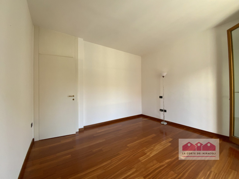 CENTRO STORICO: NELLE VICINANZE DELLA BELLISSIMA CONTRÀ PORTI, IN RECENTISSIMO CONTESTO, PROPONIA...