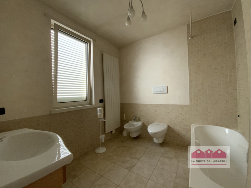 CENTRO STORICO: NELLE VICINANZE DELLA BELLISSIMA CONTRÀ PORTI, IN RECENTISSIMO CONTESTO, PROPONIA...