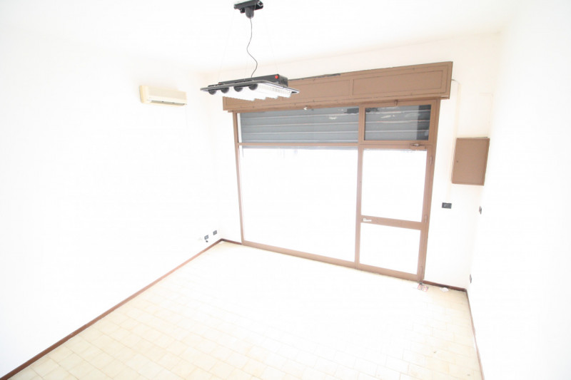 Negozio/Ufficio di 40 mq con vetrina fronte strada – Zona Porta Trento
 
In ottima posizione di f...