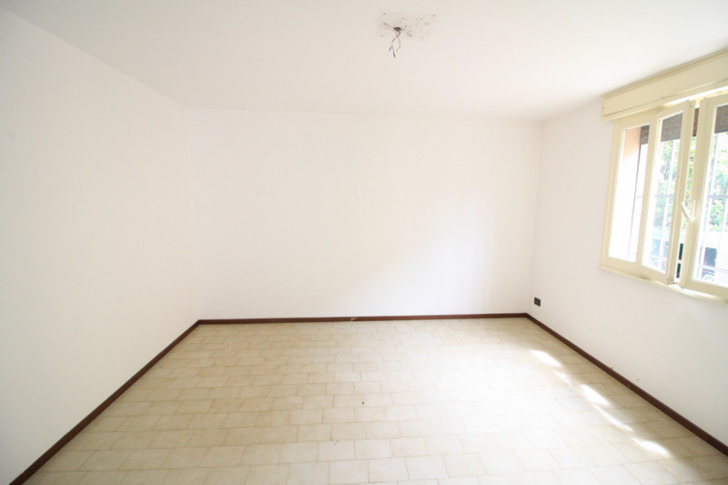Negozio/Ufficio di 40 mq con vetrina fronte strada – Zona Porta Trento
 
In ottima posizione di f...