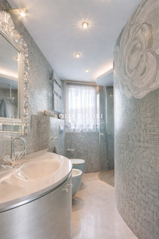 Nel cuore di Lignano Sabbiadoro - Centro, all’interno della rinomata Mirage Tower, proponiamo in ...